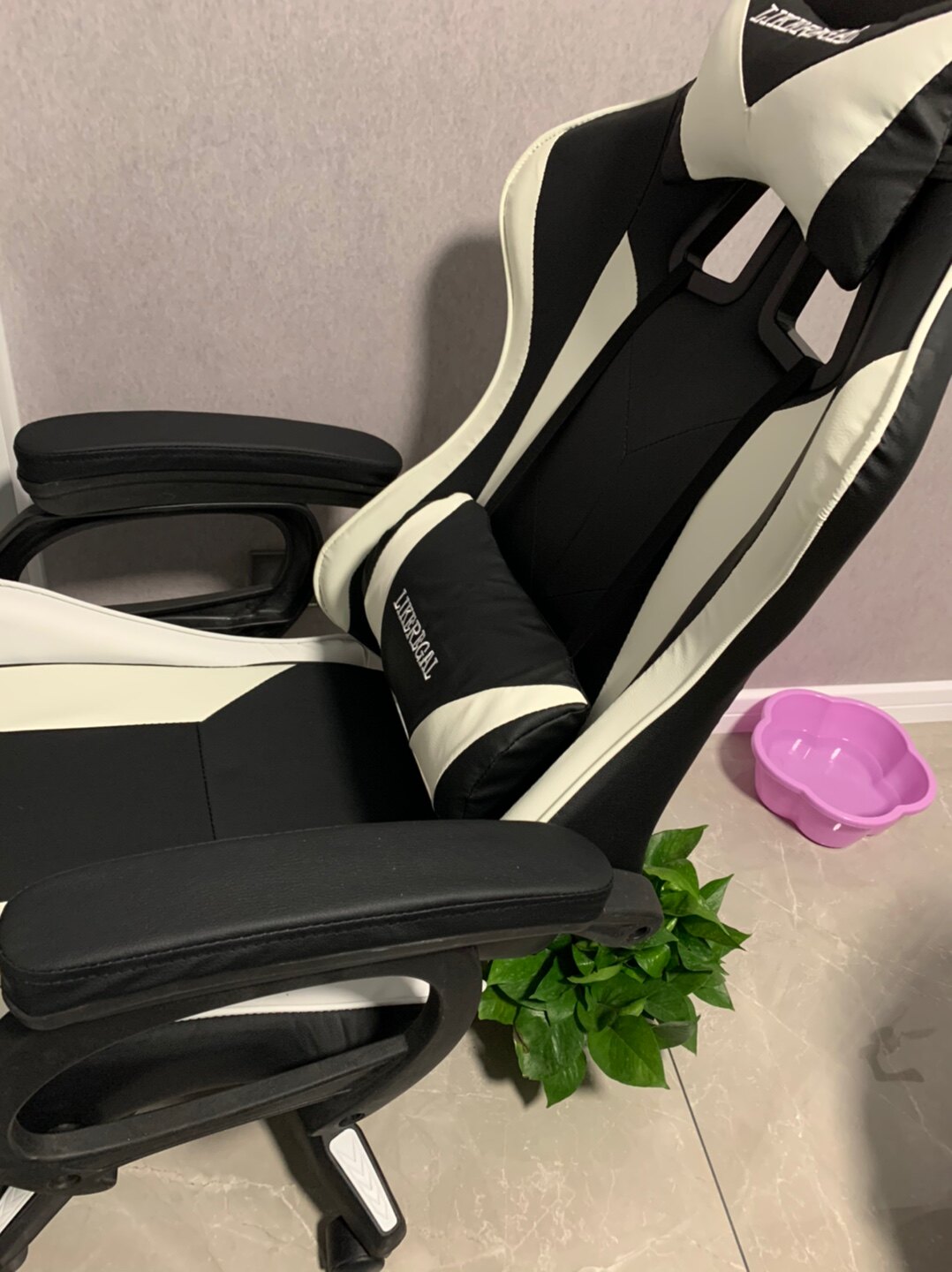 解锁舒适新体验——科幻猩电竞椅您的理想座驾！(图1)